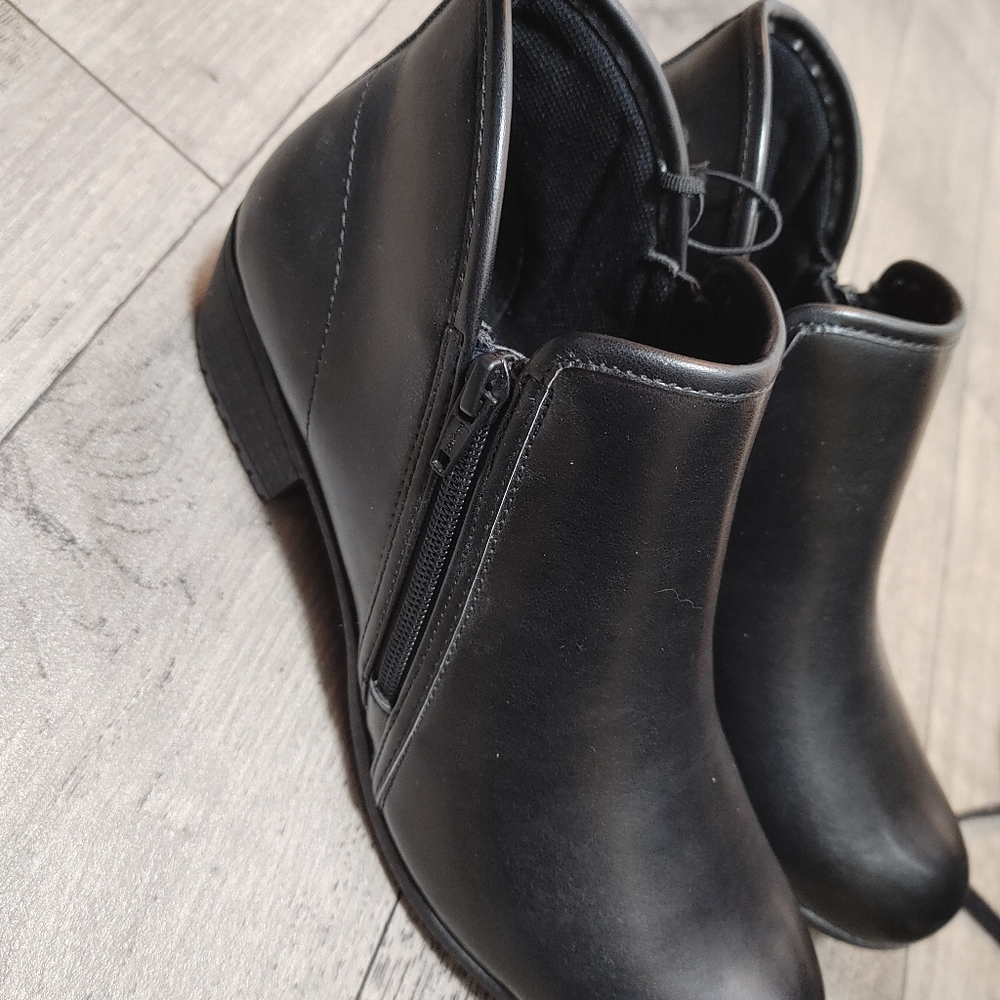 Tred safe slip resistant work shoes